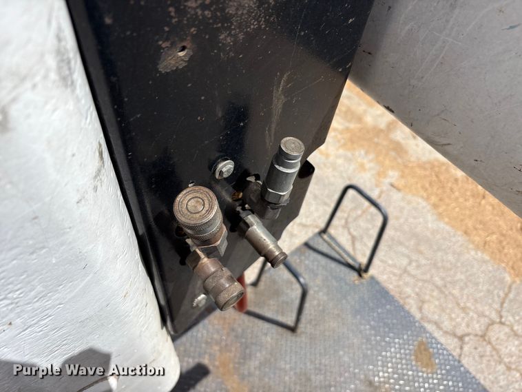 image for item EU0475 2001 International 4700 bucket truck