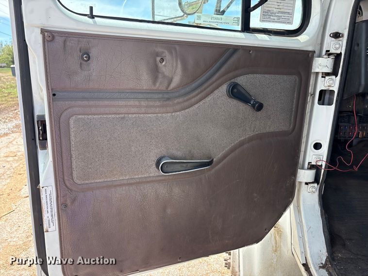 image for item EU0475 2001 International 4700 bucket truck