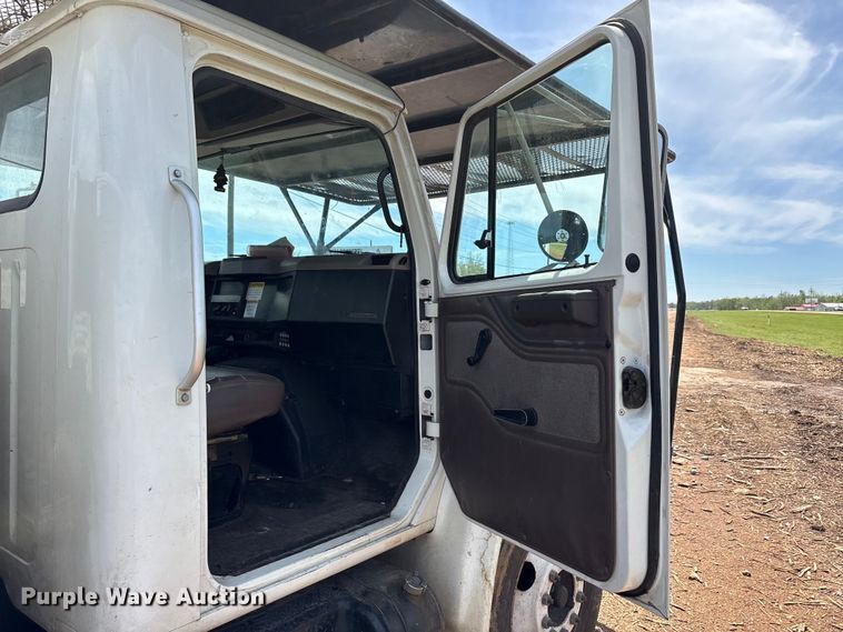 image for item EU0475 2001 International 4700 bucket truck