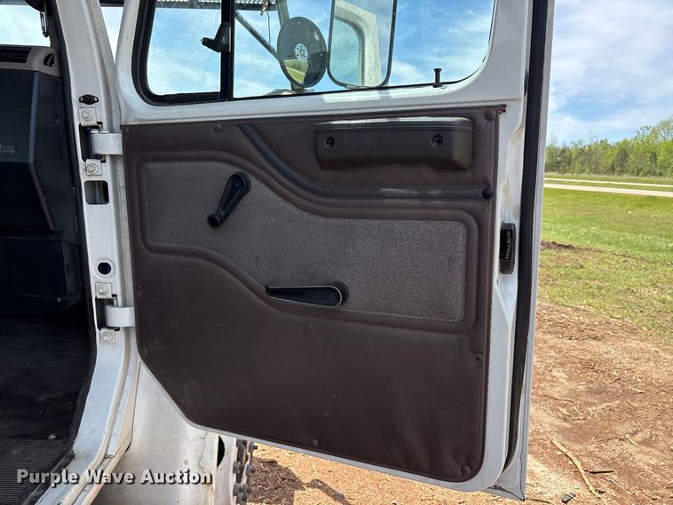 image for item EU0475 2001 International 4700 bucket truck