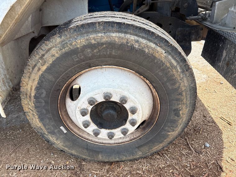 image for item EU0475 2001 International 4700 bucket truck