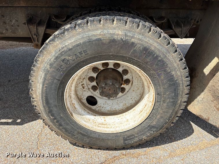 image for item EU0475 2001 International 4700 bucket truck