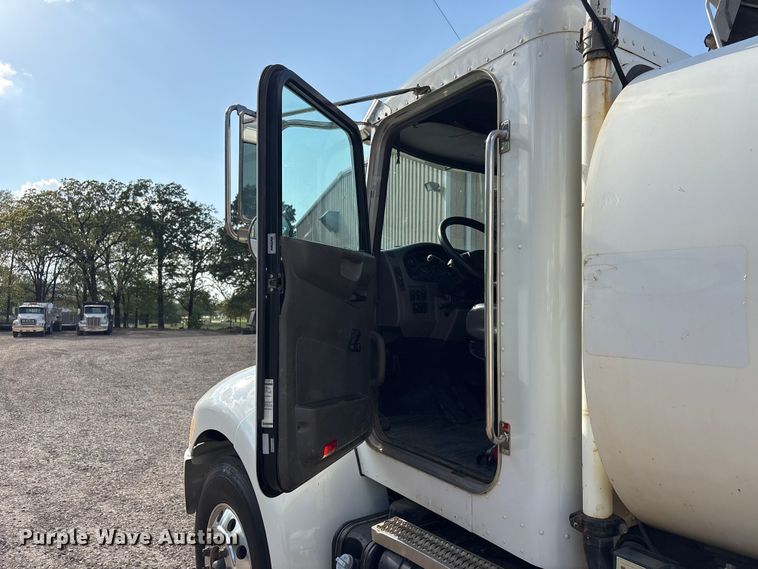 image for item EV2900 2015 Peterbilt PB337 water truck