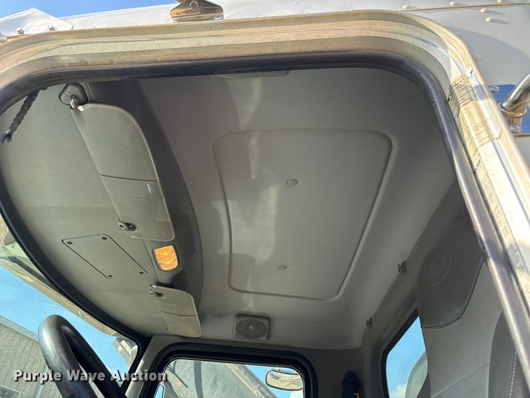 image for item EV2900 2015 Peterbilt PB337 water truck