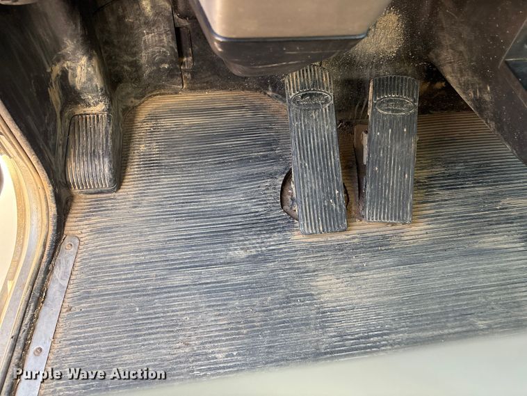 image for item EV2900 2015 Peterbilt PB337 water truck