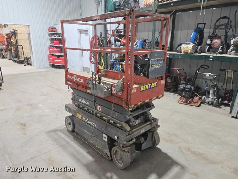 image for item EV5650 2015 Skyjack SJIH 3219 scissor lift