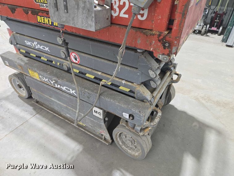 image for item EV5650 2015 Skyjack SJIH 3219 scissor lift