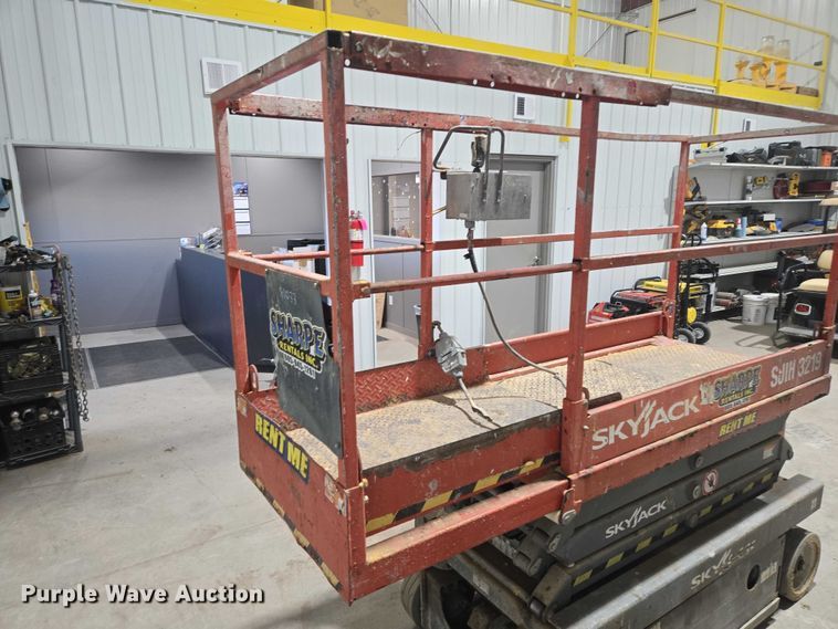 image for item EV5650 2015 Skyjack SJIH 3219 scissor lift