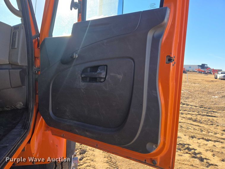 image for item EV5654 2008 International 7400 dump truck