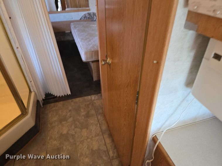 image for item EV5725 1999 Georgetown RV