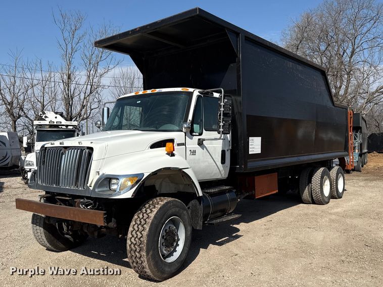 image for item EV7644 2005 International 7400 grapple crane truck