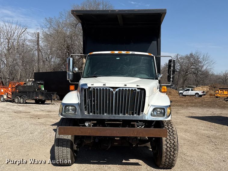 image for item EV7644 2005 International 7400 grapple crane truck