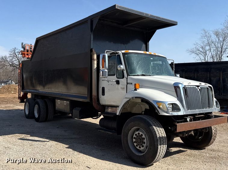 image for item EV7644 2005 International 7400 grapple crane truck