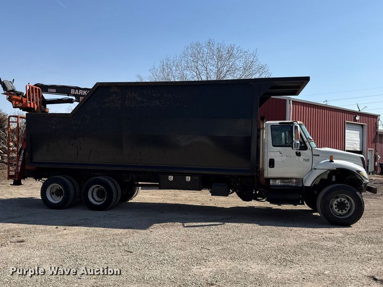 image for item EV7644 2005 International 7400 grapple crane truck