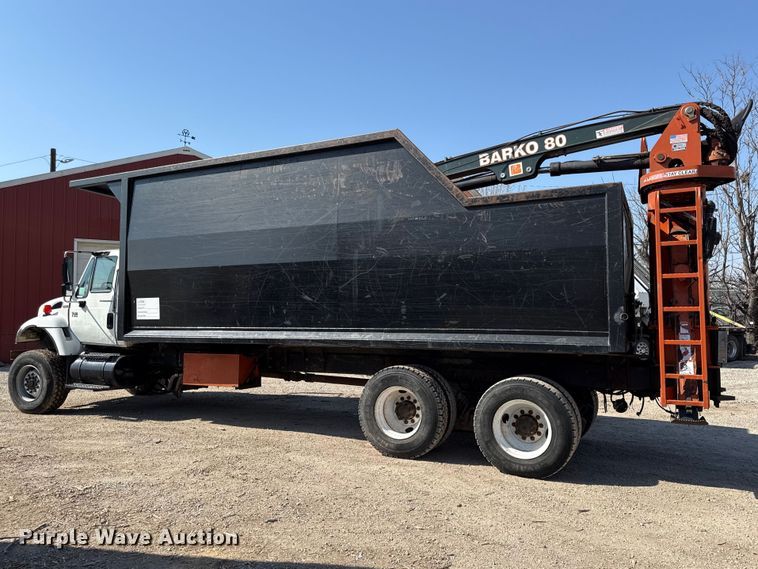 image for item EV7644 2005 International 7400 grapple crane truck