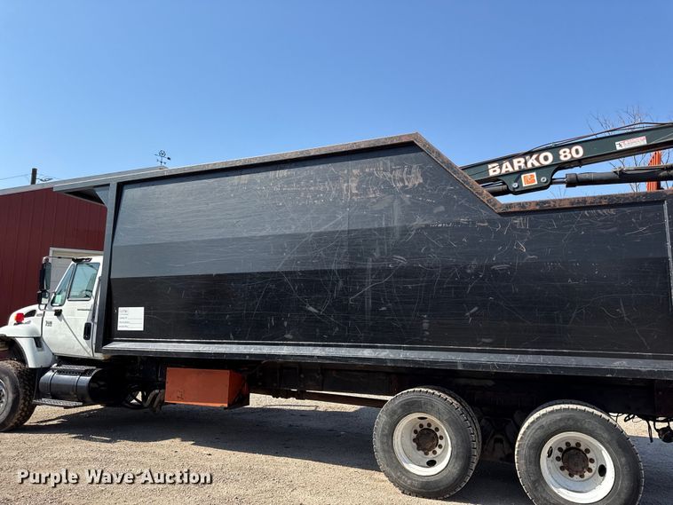 image for item EV7644 2005 International 7400 grapple crane truck