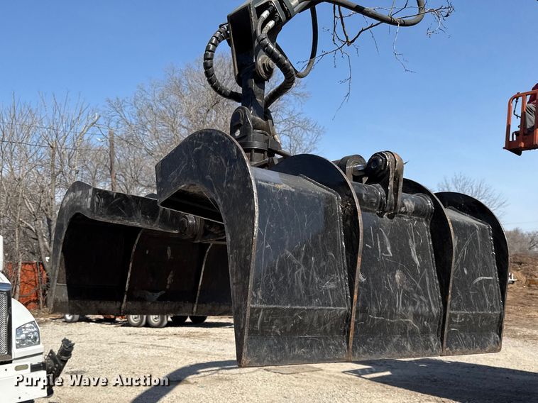 image for item EV7644 2005 International 7400 grapple crane truck