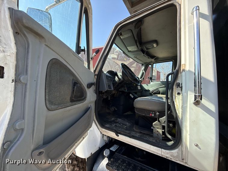 image for item EV7644 2005 International 7400 grapple crane truck