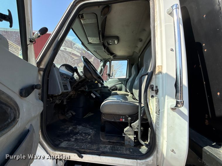 image for item EV7644 2005 International 7400 grapple crane truck