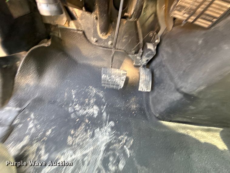 image for item EV7644 2005 International 7400 grapple crane truck