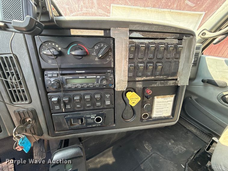 image for item EV7644 2005 International 7400 grapple crane truck