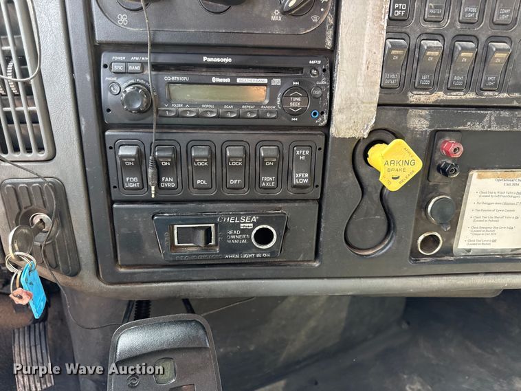 image for item EV7644 2005 International 7400 grapple crane truck