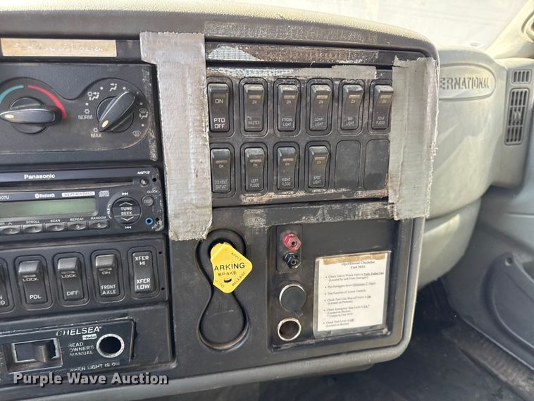 image for item EV7644 2005 International 7400 grapple crane truck