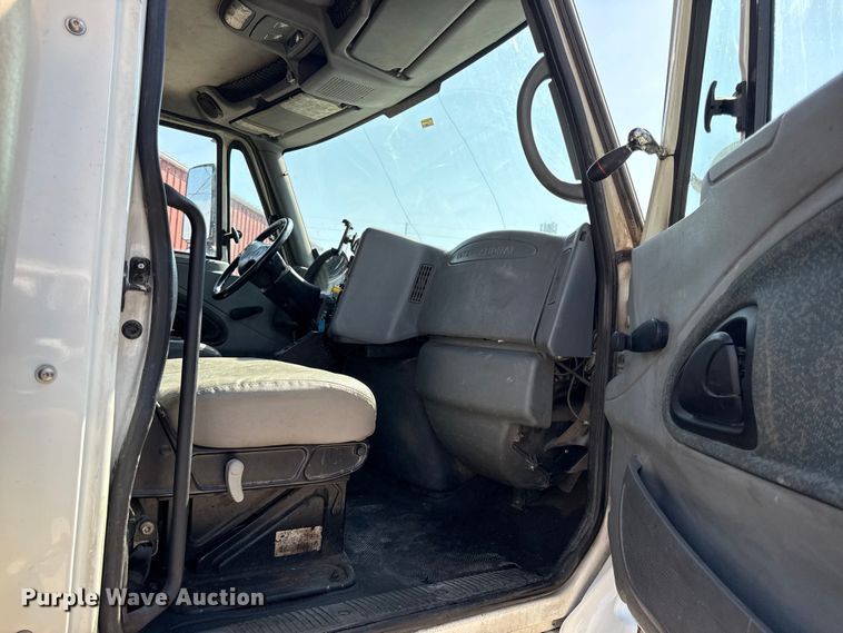 image for item EV7644 2005 International 7400 grapple crane truck