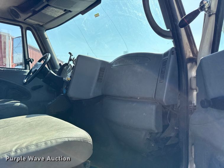 image for item EV7644 2005 International 7400 grapple crane truck