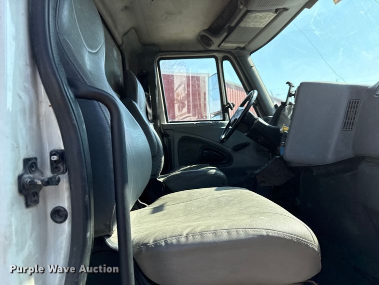 image for item EV7644 2005 International 7400 grapple crane truck