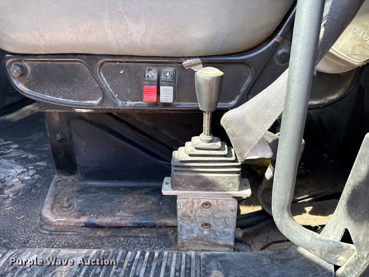 image for item EV7644 2005 International 7400 grapple crane truck