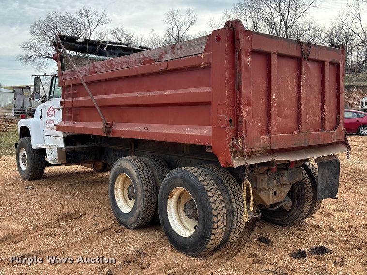 image for item FB3016 1986 Ford LT8000 dump truck