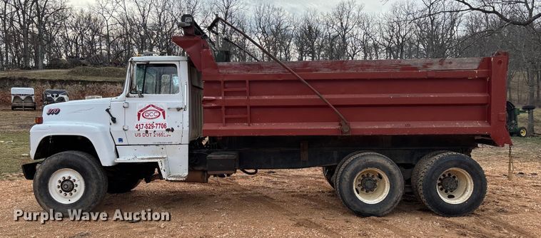 image for item FB3016 1986 Ford LT8000 dump truck