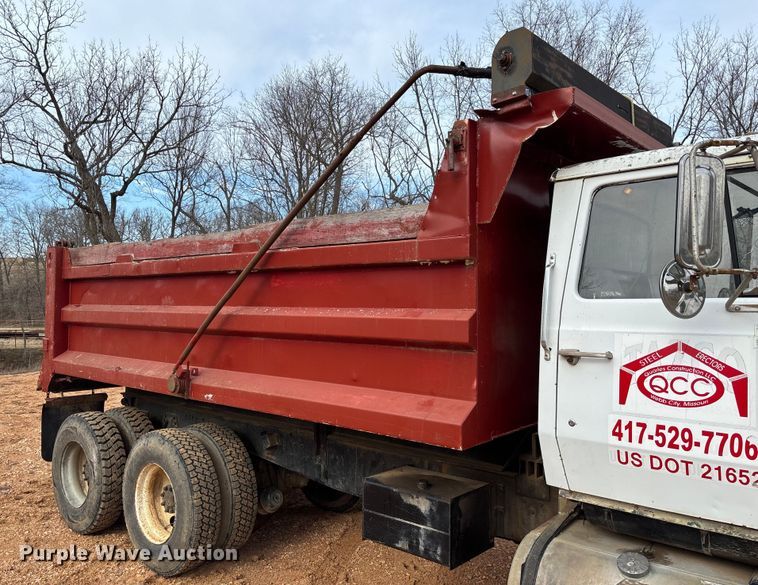 image for item FB3016 1986 Ford LT8000 dump truck