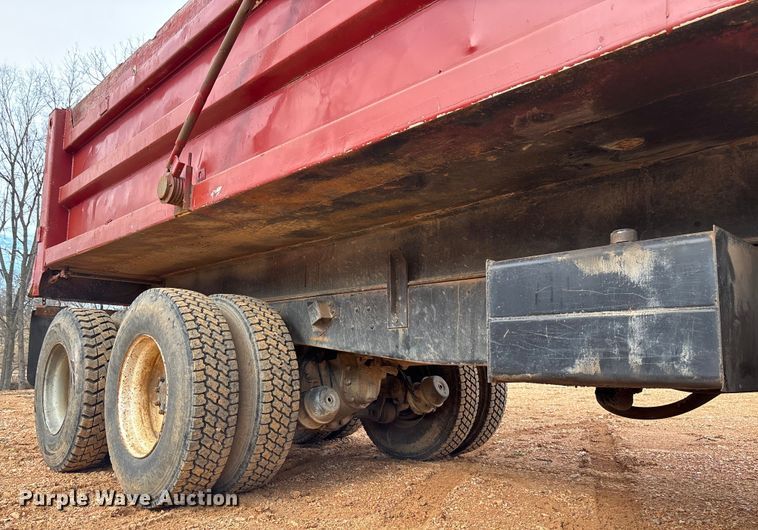 image for item FB3016 1986 Ford LT8000 dump truck