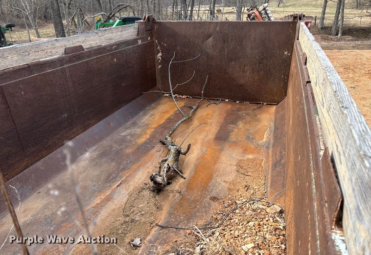 image for item FB3016 1986 Ford LT8000 dump truck