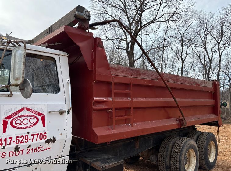 image for item FB3016 1986 Ford LT8000 dump truck