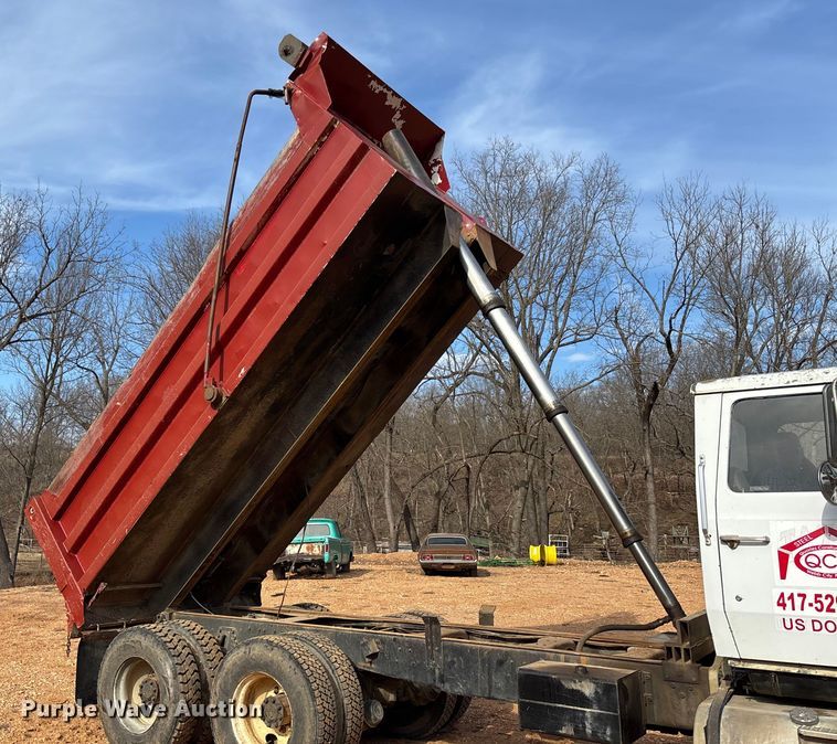 image for item FB3016 1986 Ford LT8000 dump truck