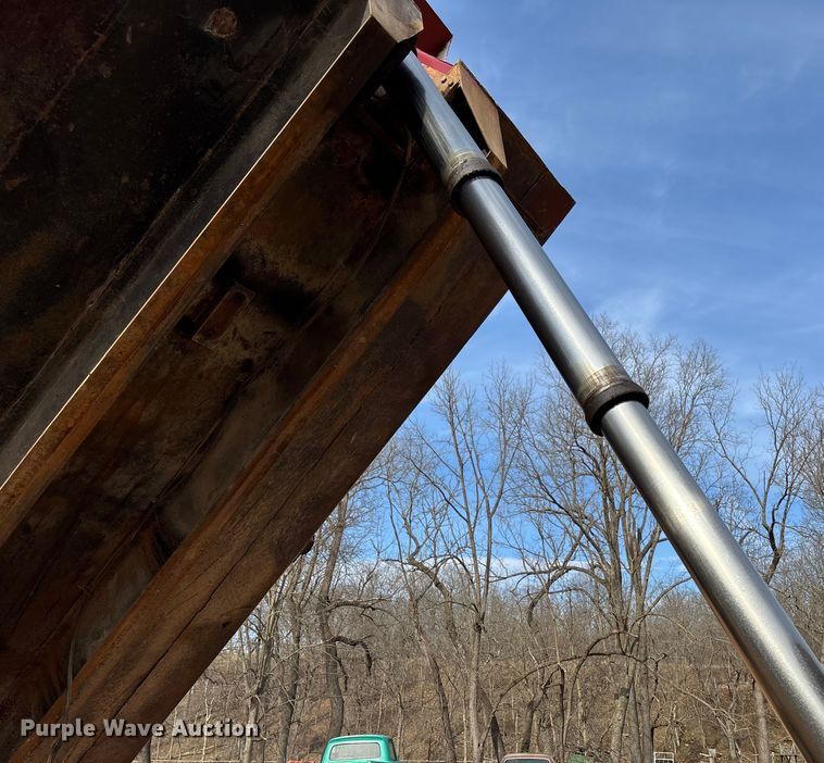 image for item FB3016 1986 Ford LT8000 dump truck