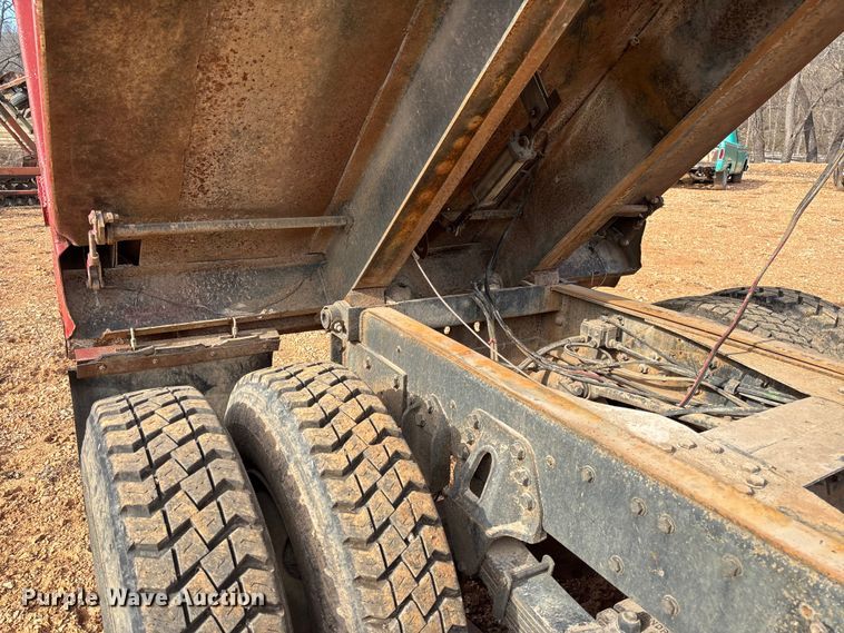 image for item FB3016 1986 Ford LT8000 dump truck