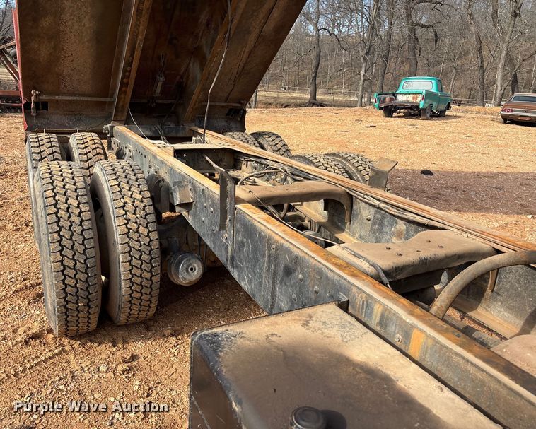 image for item FB3016 1986 Ford LT8000 dump truck