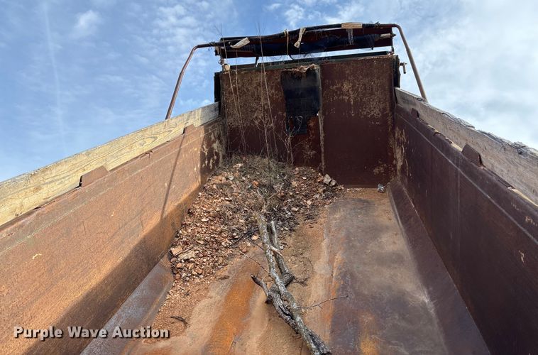 image for item FB3016 1986 Ford LT8000 dump truck