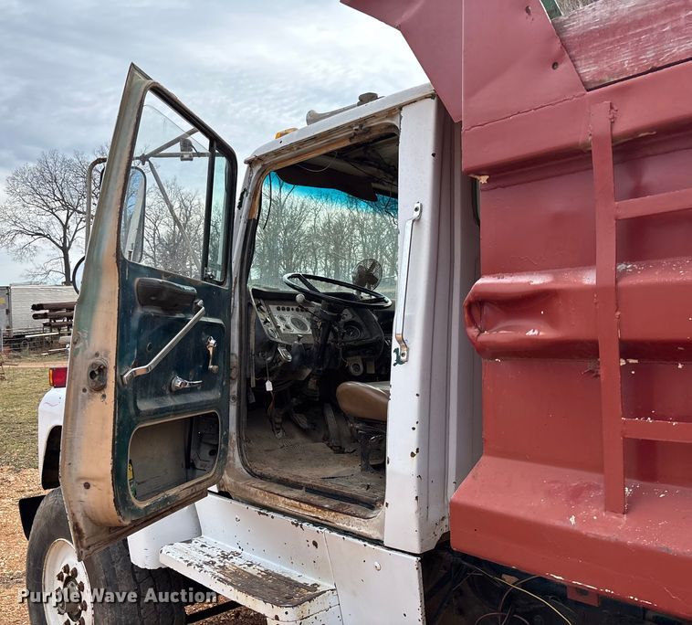 image for item FB3016 1986 Ford LT8000 dump truck