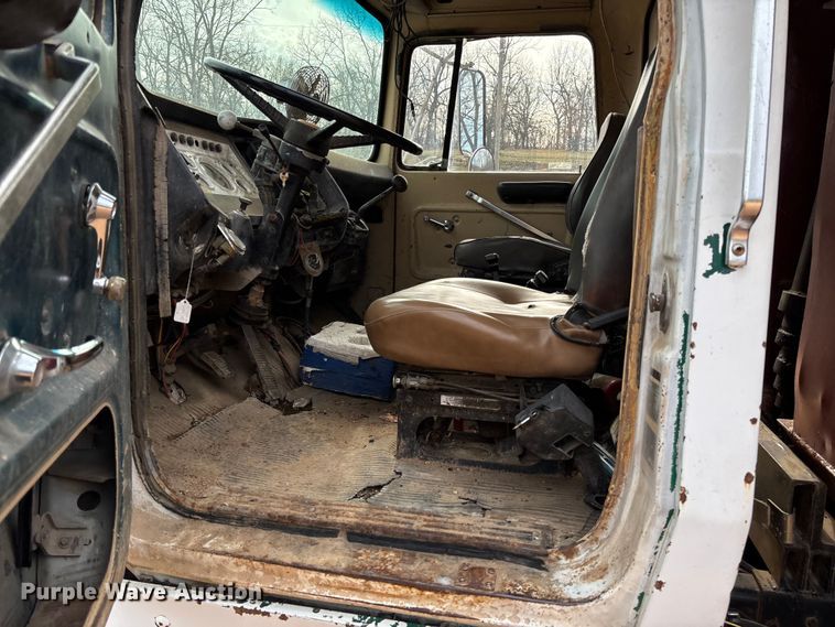 image for item FB3016 1986 Ford LT8000 dump truck