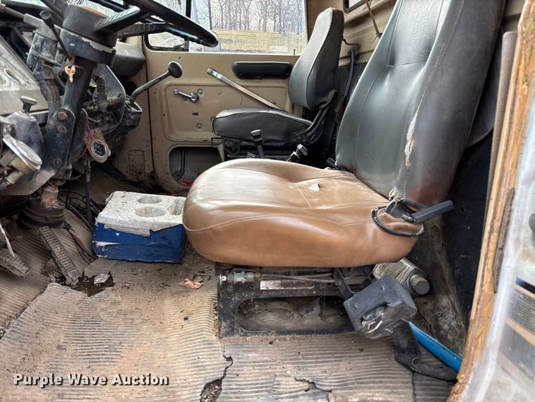 image for item FB3016 1986 Ford LT8000 dump truck