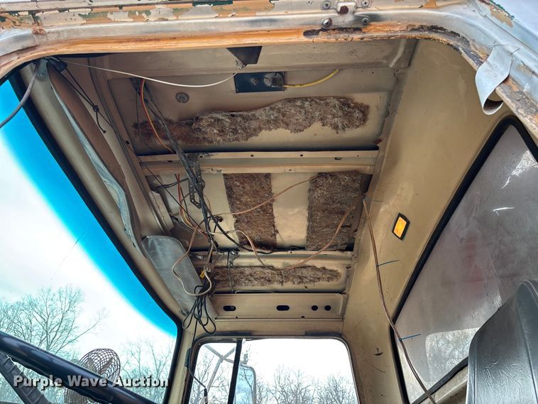 image for item FB3016 1986 Ford LT8000 dump truck