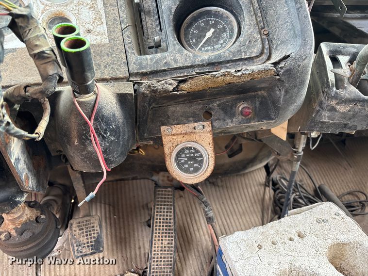 image for item FB3016 1986 Ford LT8000 dump truck