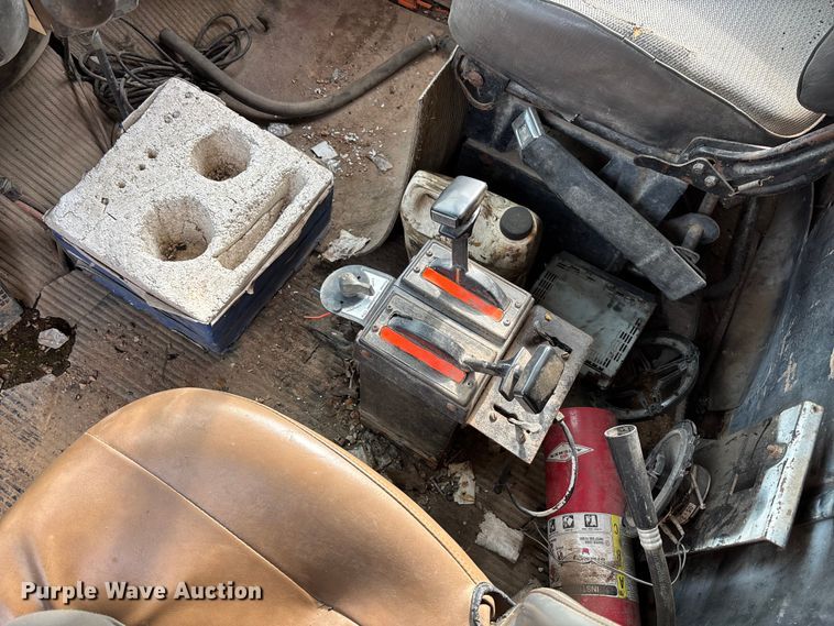 image for item FB3016 1986 Ford LT8000 dump truck