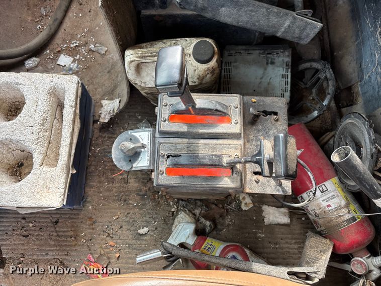 image for item FB3016 1986 Ford LT8000 dump truck