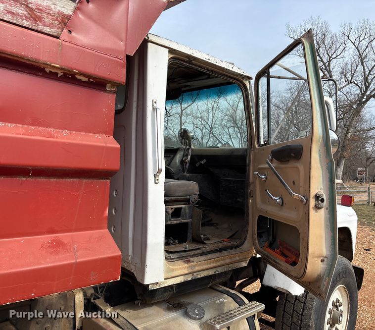 image for item FB3016 1986 Ford LT8000 dump truck